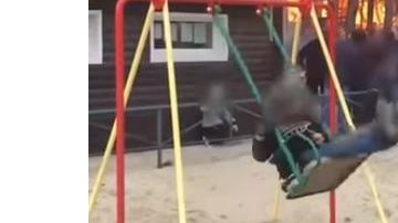 El niño no paró de jugar pese a lo fuerte del incendio.