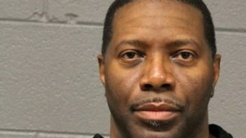 Corey Deanes de 47 años está acusado de hacer "contacto físico inapropiado" con tres mujeres en tres ocasiones separadas entre el 28 de agosto de 2017 y el 13 de julio de 2018.