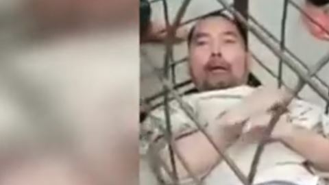 Además, le dio de golpes con un palo y le lanzaba escupitajos.