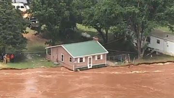 Hay casas a punto de caer al río en Oklahoma.