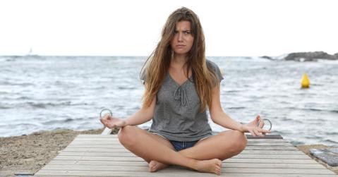 Insultar mientras se hace yoga, la nueva tendencia.
