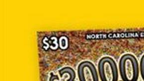 James Belich con su premio de lotería. Cortesía Lotería de Carolina del Norte