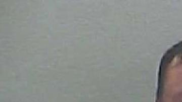 John West, agresor sexual amenaza con violar a cualquier mujer.