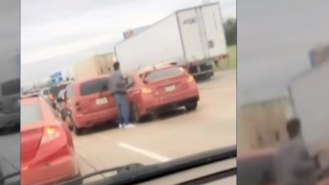 Las imágenes fueron captadas el viernes 10 de mayo sobre la autopista 635 en Dallas.