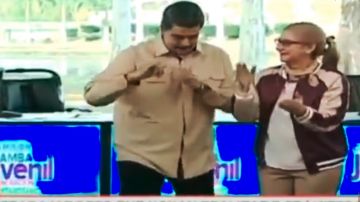 Maduro bailando junto a su esposa ayer