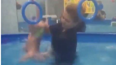 Hay papás que aseguran que esta maestra ha curado a sus hijos.