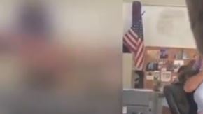 El maestro recorre la espalda de la joven para tomarla por la cintura.