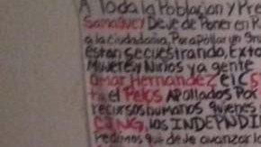 L:as mantas fueron colocadas en puentes peatonales.