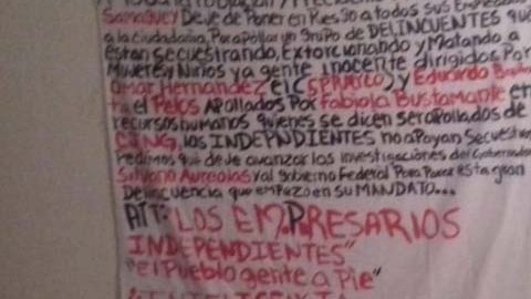 L:as mantas fueron colocadas en puentes peatonales.