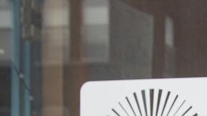 Jóvenes abrazan a Mark Redmond