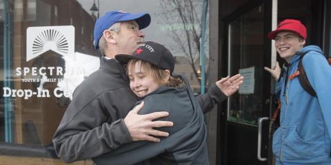 Jóvenes abrazan a Mark Redmond