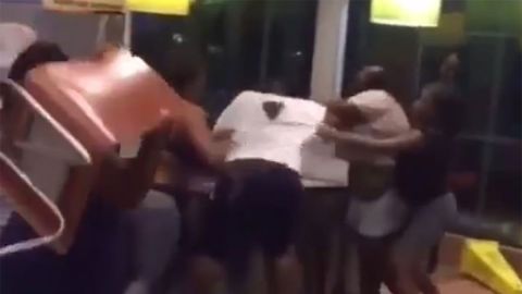 Intentaron derribarla con todo, pero la chica grande nunca se dejó vencer.