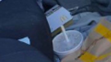 Encontraron basura en un auto y multaron al conductor.