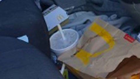 Encontraron basura en un auto y multaron al conductor.