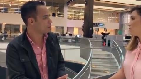 Aldo Meza en conversación con la periodista Felicidad Aveleyra.