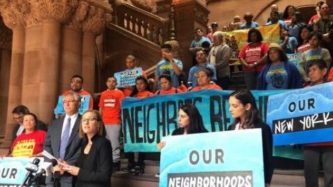 Activistas y líderes comunitarios durante la presentación de la plataforma en Abany.