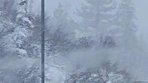Las autoridades de Truckee, California, alertaron a los ciudadanos por los peligros de la nieve que ha caído en cantidades inusuales en mayo.