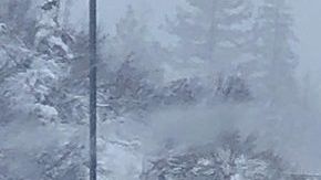 Las autoridades de Truckee, California, alertaron a los ciudadanos por los peligros de la nieve que ha caído en cantidades inusuales en mayo.