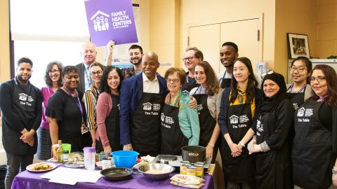 El presidente de Brooklyn, Eric Adams, junto a voluntarios del NYU Langone Health en ‘The Table’, una nueva despensa de alimentos que abrió en Sunset Park.