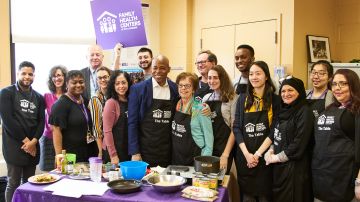 El presidente de Brooklyn, Eric Adams, junto a voluntarios del NYU Langone Health en ‘The Table’, una nueva despensa de alimentos que abrió en Sunset Park.
