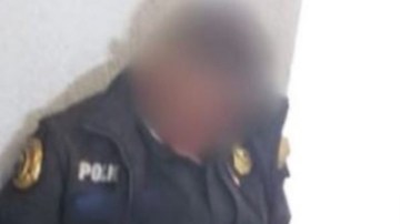 El oficial fue diagnosticado con una herida en la cabeza.