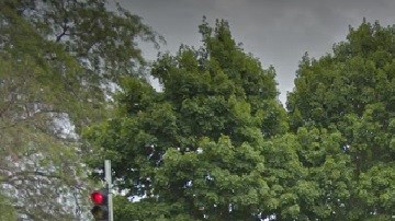 La gente alrededor de la cancha de básquetbol se dispersó ante el sonido de los disparos, según una fuente policial.