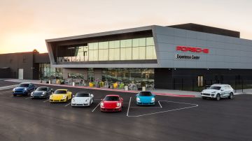Exterior del Porsche Experience Center en Carson