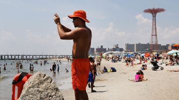 Las playas públicas de NYC abrirán hasta el 10 de septiembre.