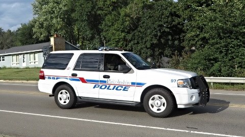 Las autoridades creen que una fuga de monóxido de carbono o de cloro es responsable de que una pareja se desmaye en la piscina en el 445 al sur de Village Green.