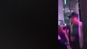 La chica se comió a besos al poste, pensando que era su novio.