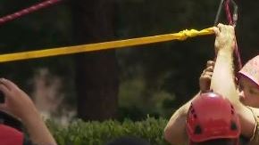 Bomberos de Klein rescatan a hombre atrapado en zanja.