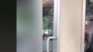 Pese a la presencia de la policía, el dueño continuó ofendiendo a la pareja.