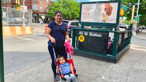 A la madre salvadoreña Brenda Rodríguez, quien vives en Sunset Park con sus dos hios, le han informado sobre el sarampión.