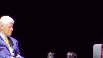 La propia Clinton contestó indirectamente al hombre que la increpó.