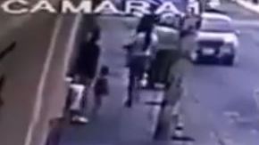 Aunque algunas personas trataron de intervenir, nada pudieron hacer.