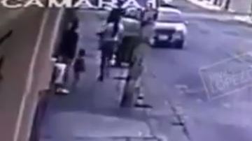 Aunque algunas personas trataron de intervenir, nada pudieron hacer.