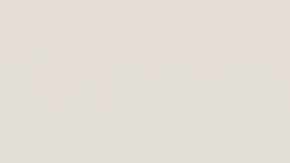 Dale un toque de color inesperado a tu maquillaje al aplicar un labial rojo.