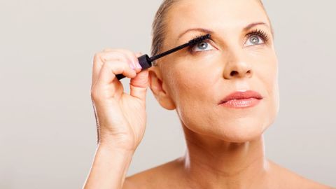 Dale un toque de color inesperado a tu maquillaje al aplicar un labial rojo.