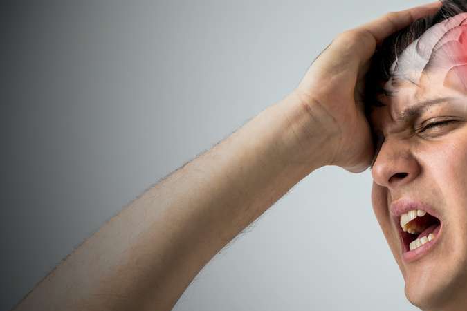 Mujer con imagen de dolor de cabeza