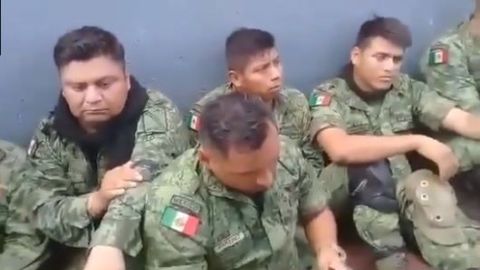 Los soldados fueron desarmados.