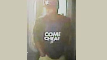 El sospechoso usaba una gorra de los Yankees y una camisa negra con la frase  “SWAG DON’T COME CHEAP”.