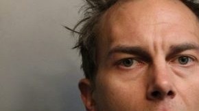 Alexander P. Sowa de 34 años residente de Wheeling fue acusado secuestrar y agredir sexualmente a una pasajera.