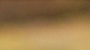 La mujer enloqueció cuando vio la araña en sus piernas.