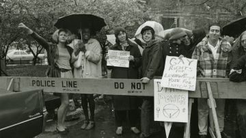 Las activistas trans Marsha P. Johnson y Sylvia Rivera (izq.), durante las demostraciones en NYC.
