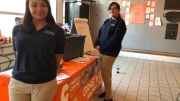 Tanya Bermudez y Madison Ortiz son dos de las alumnas del programa de Comida Saludable en El Bronx./A. B. N.