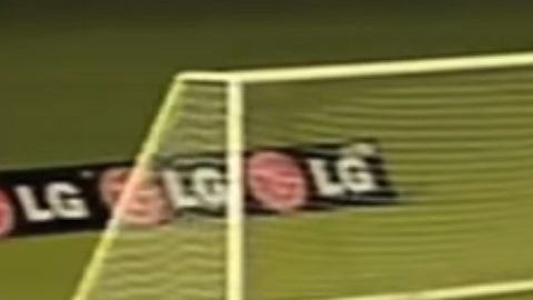 El artillero australiano Archie Thompson y uno de sus 13 goles a Samoa.
