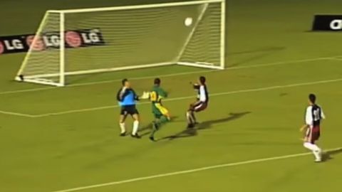 El artillero australiano Archie Thompson y uno de sus 13 goles a Samoa.