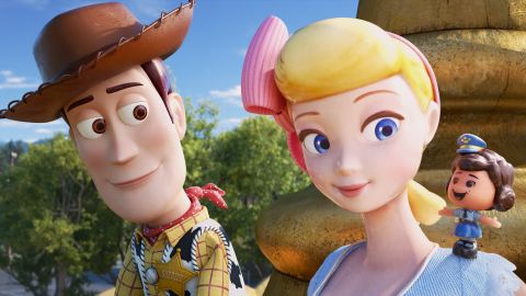 Bo Peep presenta a Woody a su mejor amiga Giggle McDimples.