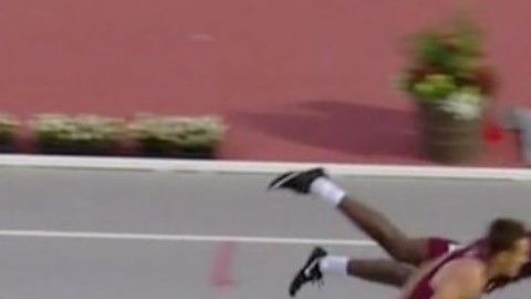El 'clavado' del corredor Infinite Tucker en una carrera del SEC Championships.