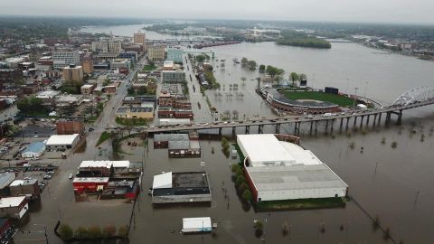 Inundación en Davenport tras la rotura de un dique.